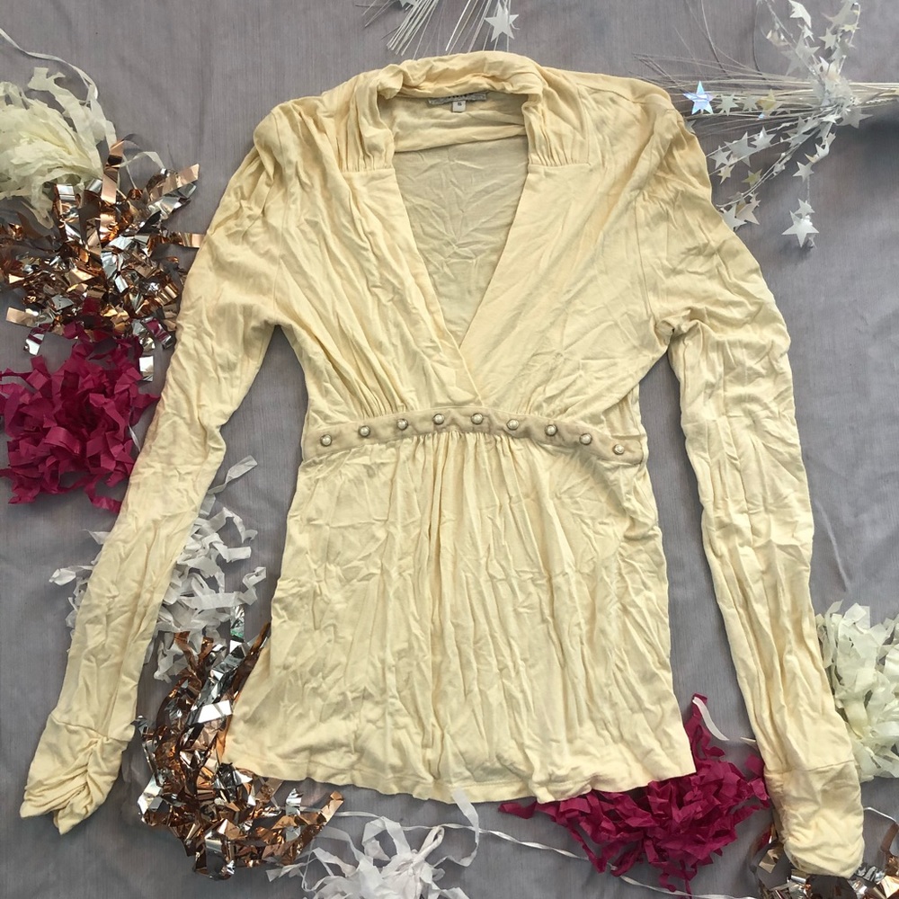 V-neck long sleeve shirt